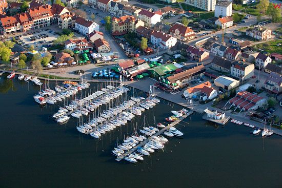 Port w Mikolajkach. EU, Pl, warm-maz, LOTNICZE.